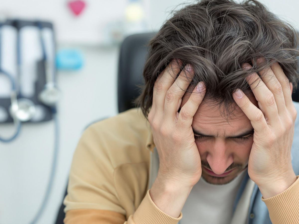 Persoană îngrijorată așteptând consultația medicală.