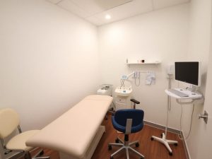 Cameră de consultație ginecologică confortabilă și profesională.