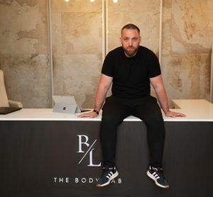 Rolul educației în succesul lui George Reteșan